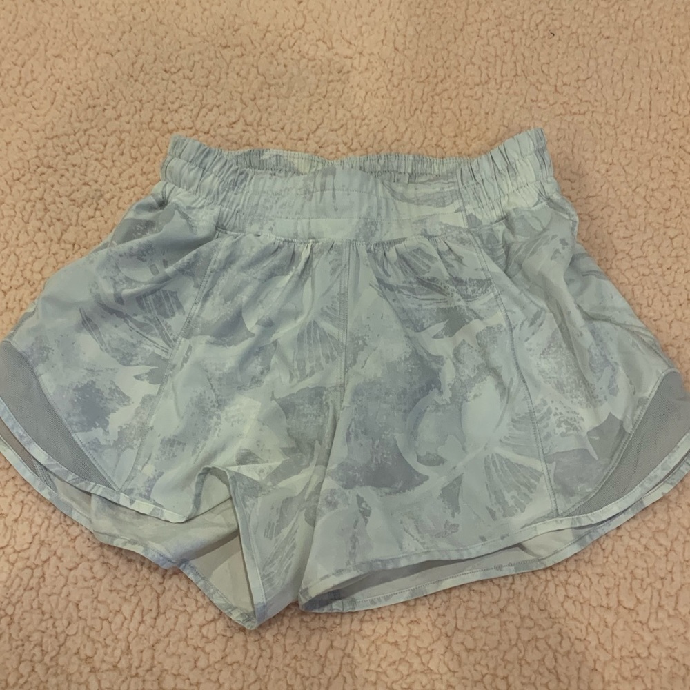 white patterned lulu lemon shorts